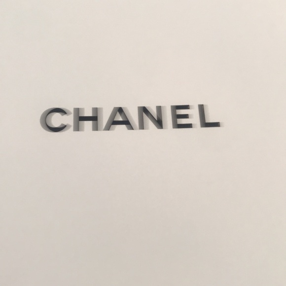 🌸NEW🌸 Chanel large gift box with tissue paper & shredded paper - Picture 3 of 15